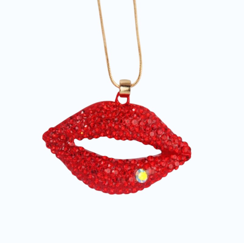 Collar labios rojos.