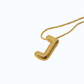 Collar con dije de letra.