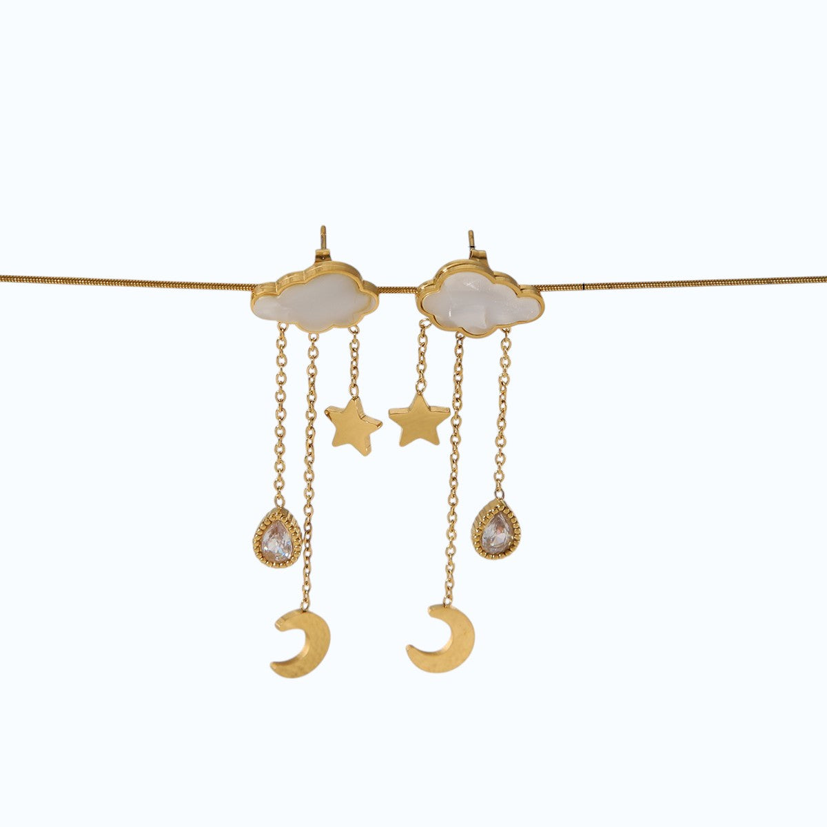 Collar delicado con dije de luna, estrella y nubes