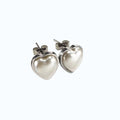 Aretes en forma de corazones.