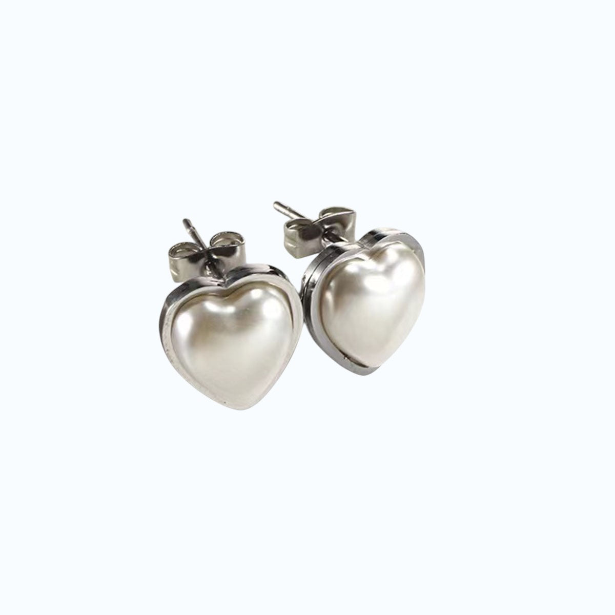 Aretes en forma de corazones.