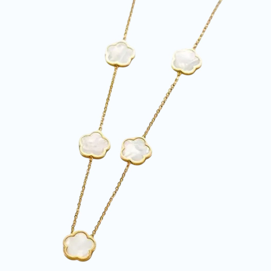 Collar delicado con diseño de trébol blanco