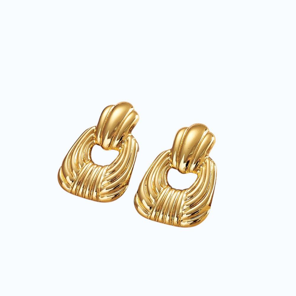 Aretes con diseño cuadrado.