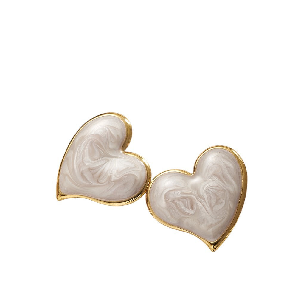 aretes de corazon blancos