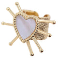 Anillo en forma de  corazón.